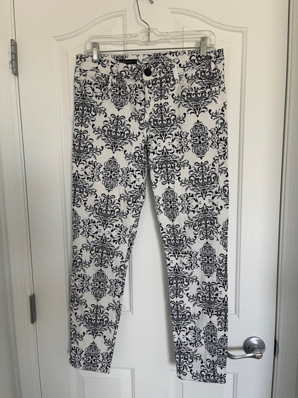 Kut from the Kloth Black & White, Brigitte Ankle Skinny. Size 10